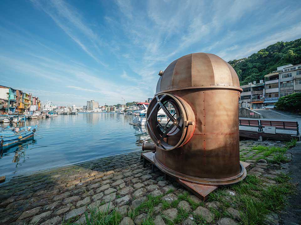 Seniman Zeng Yujun dan Yu Heng Iron Art menggunakan konsep helm penyelam laut dalam untuk menciptakan karya "Dialog Laut Dalam" ini.  (Sumber foto : Keelung Ciao)