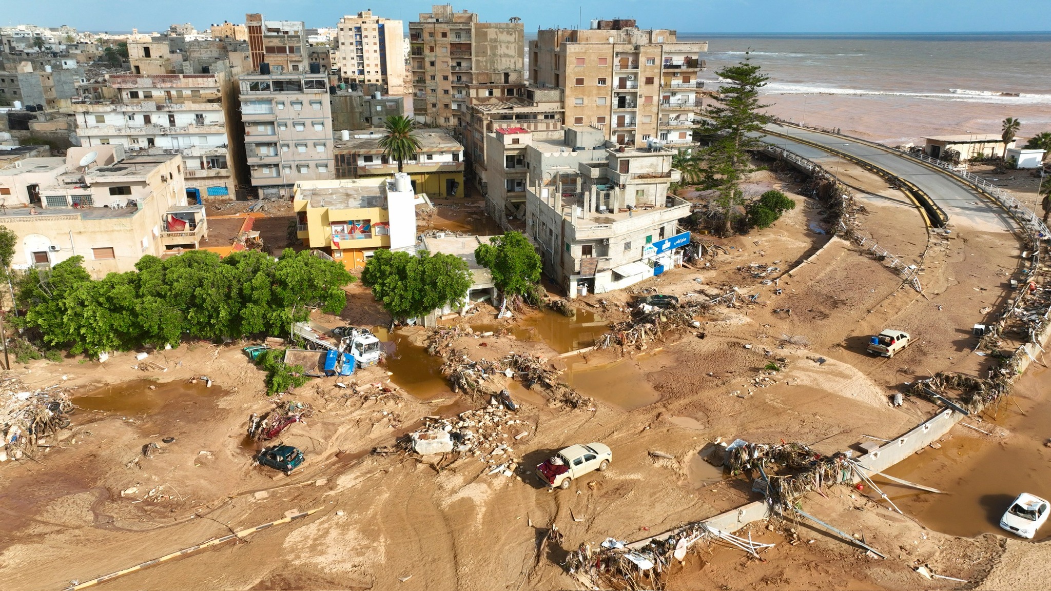 利比亞東部，因為遭受颶風暴雨侵襲，造成山洪暴發沖潰水壩，現場災情嚴重 圖／翻攝美聯社