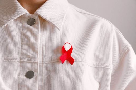 ริบบิ้นสีแดงเป็นสัญลักษณ์สากลที่แสดงถึงความห่วงใยในการป้องกันและควบคุมเชื้อเอชไอวี บุคคลในภาพเป็นเพียงภาพตัวอย่าง ภาพ／นำมาจากคลังภาพ Pixabay