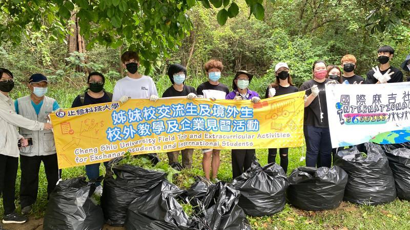 東南亞籍留學生組志工隊前往澄清湖。 圖／澄清湖園區提供