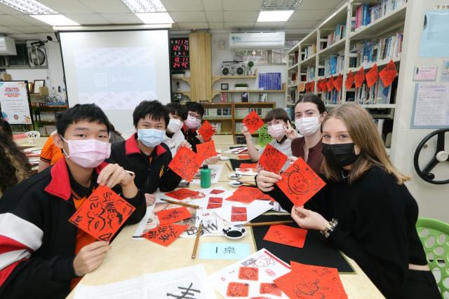 Students of Taipei Municipal Daan Vocational High School Lead Foreign Students to Experience Taiwanese Culture  Picture preproduced from Taipei Municipal Daan Vocational High School