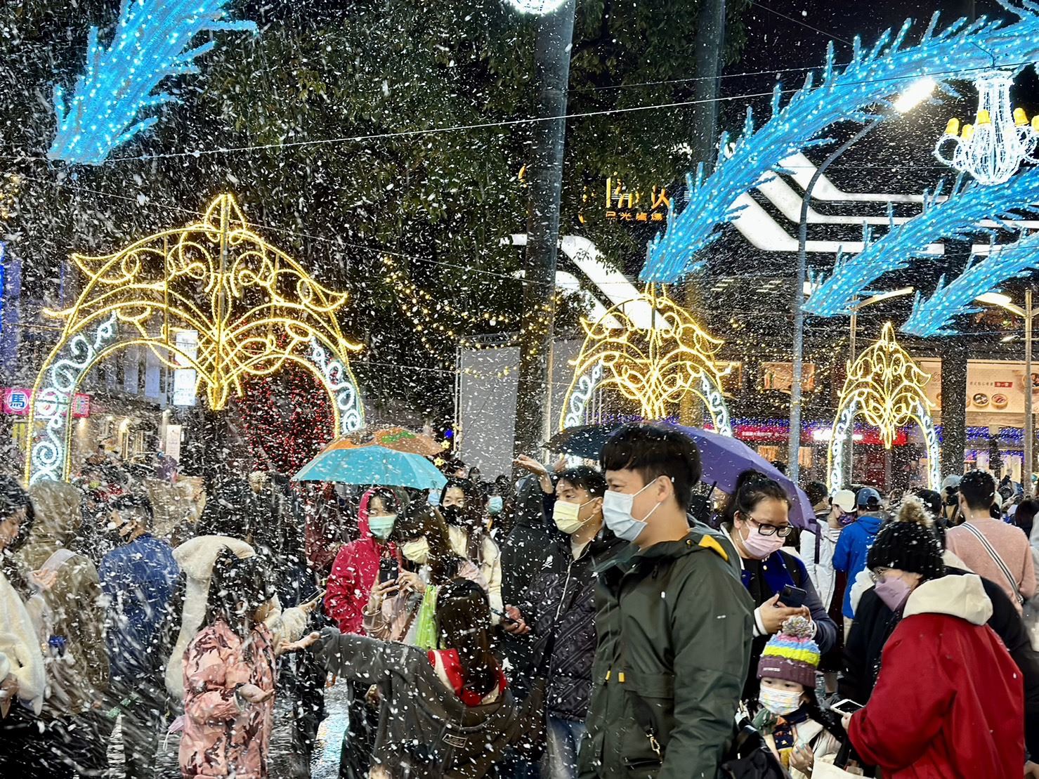 屏東公園打造冬季雪景 民眾直呼感覺置身國外。 圖／翻攝自屏東縣政府