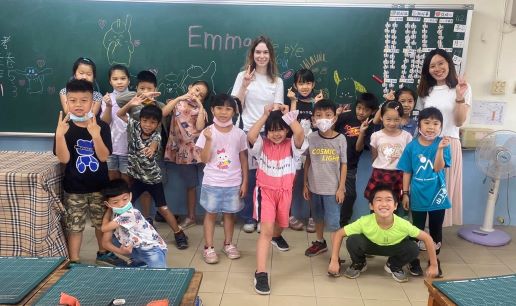 International volunteers visit remote elementary schools to provide kids a variety of learning experience.  Photo provided by Tainan Shanshang Elementary School