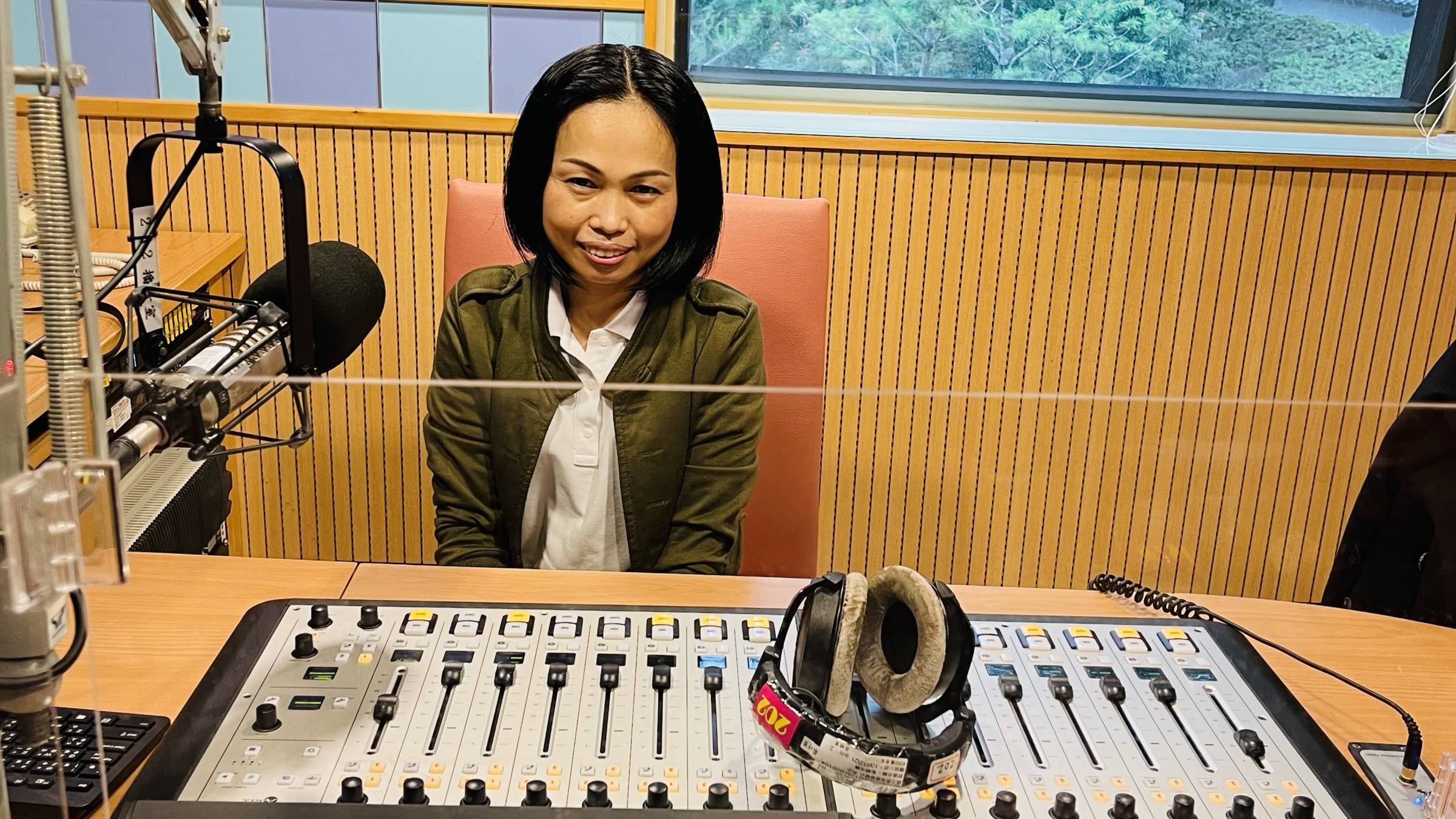Lin Xiuwen dari Thailand menceritakan kisahnya menggadaikan kampung halamannya di Thailand untuk mendapat kesempatan bekerja di Taiwan. Sumber foto : Stasiun Radio Pendidikan