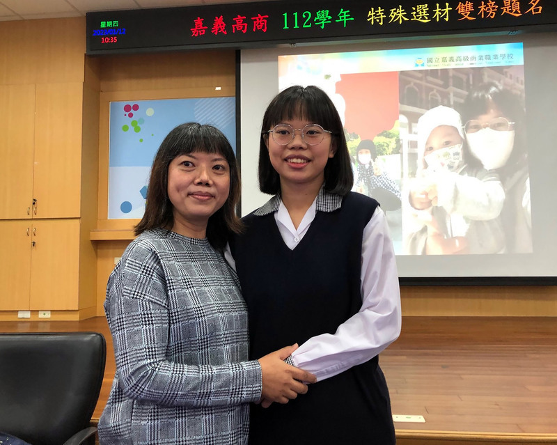 Em Trương Bảo Vân (phải) từ nhỏ đã chịu ảnh hưởng tinh thần ham học từ mẹ mình,  cô Nguyễn Thanh Huệ (trái), với thành tích xuất sắc tại cấp 3, em được tuyển thẳng vào Đại học Quốc gia Đài Loan và Đại học Quốc gia Chính Trị. 