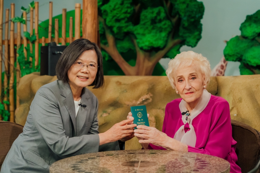 Doris Marie Brougham, the founder of Studio Classroom, received Taiwanese citizenship after 70 years of dedication to English education, She was also given a Taiwanese passport by President Tsai Ing-wen in person.  Photo reproduced from Studio Classroom Facebook