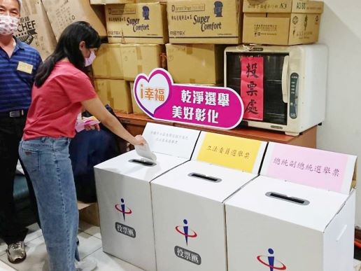 透過模擬投票，讓新住民能了解台灣選舉投票流程 圖／翻攝彰化人彰化事臉書