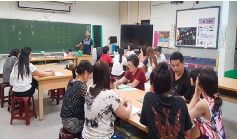 Kelas literasi untuk imigran baru Biro Pendidikan Kabupaten Changhua, menyediakan kelas untuk imigran baru belajar bahasa Mandarin.  Sumber foto : Biro Pendidikan Kabupaten Changhua