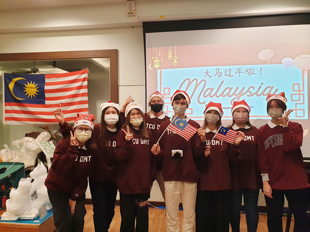 Mahasiswa Asing Asal Malaysia Merasakan Budaya “Yee Sang” Khas Malaysia.  Sumber foto : Tzu Chi University