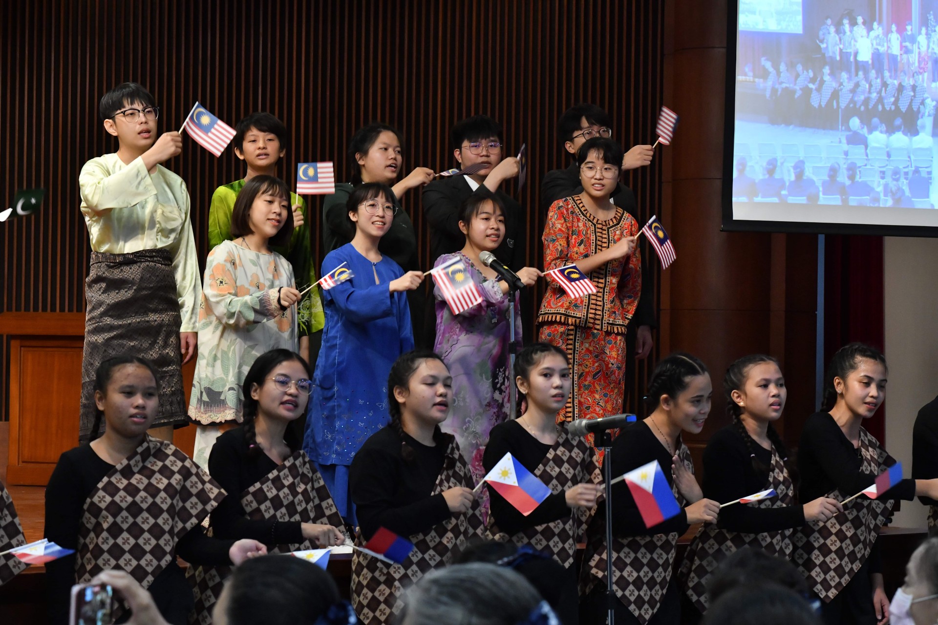 Foreign Students Gather to Wish for World Peace at Year-end Appreciation Event of Tzu Chi University of Science and Technology  Picture reproduced from Tzu Chi University of Science and Technology