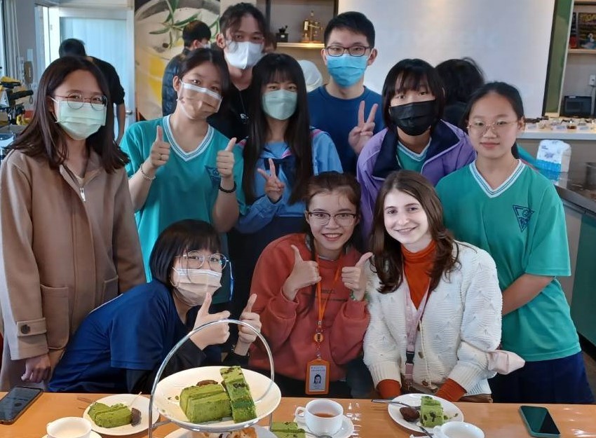 Foreign Students from NCKU Learn About British Afternoon Tea Culture with National Tainan Chia-Chi Senior High School  Picture reproduced from National Tainan Chia-Chi Senior High Schoo