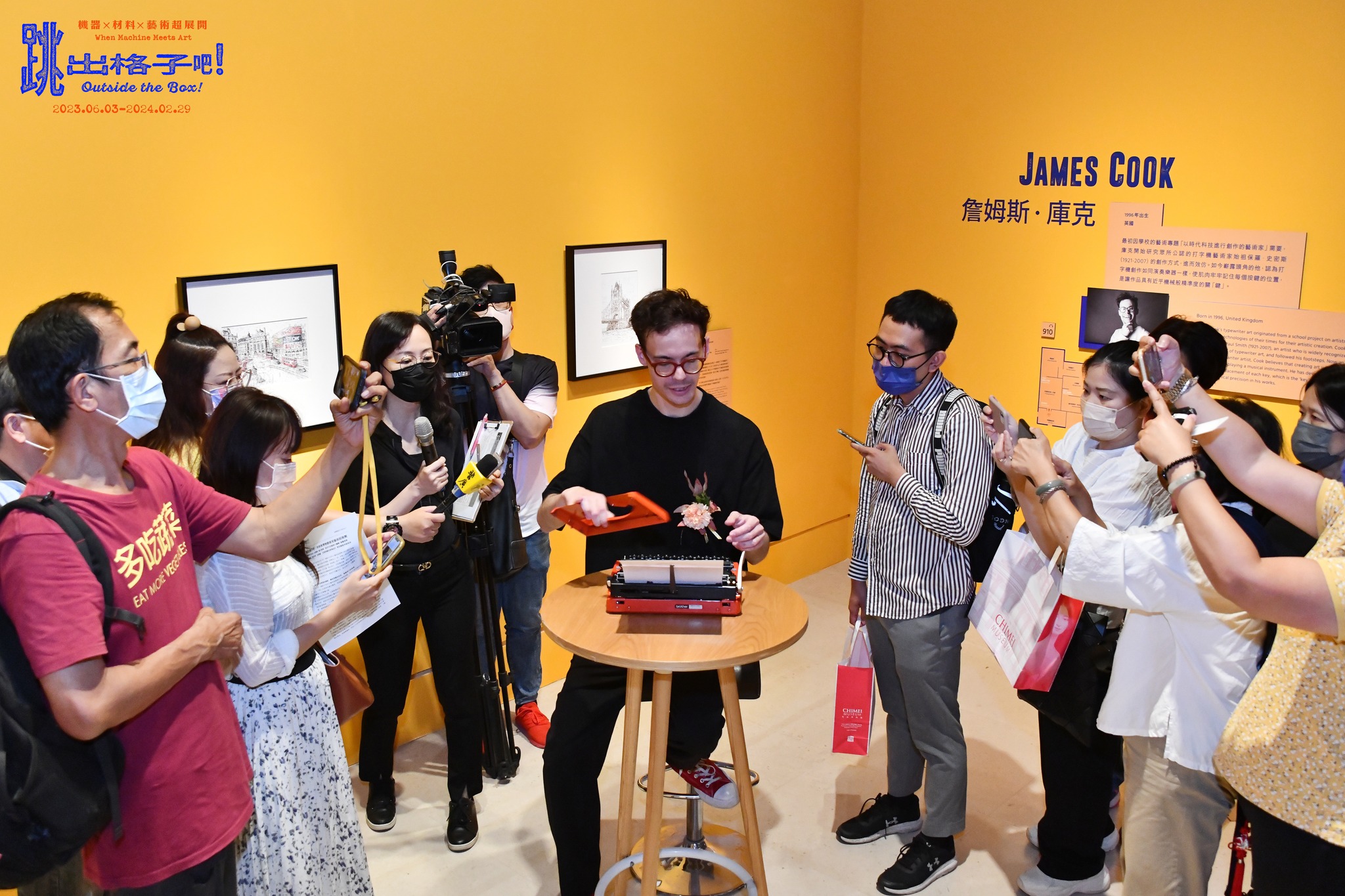 英國藝術家詹姆斯．庫克用打字機現場創作  圖／翻攝自奇美博物館臉書