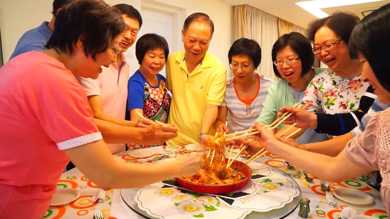 星馬地區華人年夜飯必吃「撈魚生」餐桌越亂象徵來年大旺