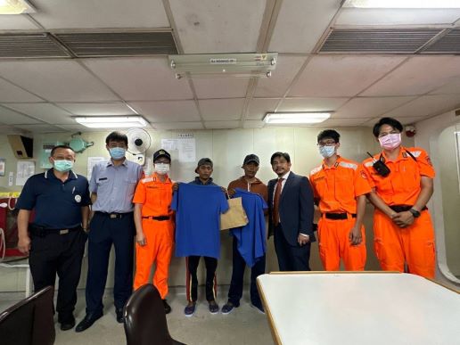 The Coast Guard Administration and the Kaohsiung fishing boats jointly rescued the Philippine fishing boats.  Photo provided by Taipei Economic and Cultural Office in the Philippines