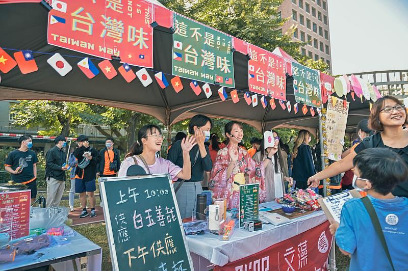 文藻外大舉辦慈善義賣園遊會 創意異國料理征服味蕾