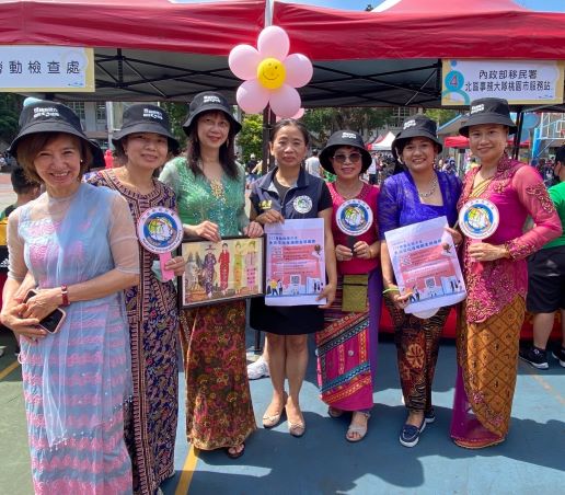 Trung tâm học tập cộng đồng dành cho tân di dân khu vực phía Nam Đào Viên tổ chức “Lễ hội Đông Nam Á” tuyên truyền về hội trại. (Ảnh” Lấy từ Facebook “袁慧心”)