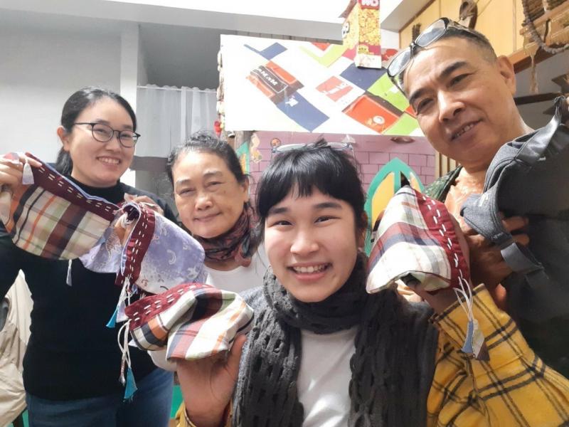 Hai chị em là Tô Thông Tuyền và Lưu Tử An với chiếc túi vải thủ công mang đậm bản sắc của quê hương Nepal đã giành được giải thưởng của dự án dệt ước mơ về chủ đề "Bảo vệ môi trường và Phát triển bền vững". (Nguồn ảnh: Trạm Phục vụ của Sở Di dân tại Vân Lâm)
