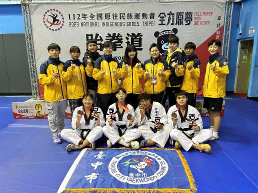 Các VĐV giành được giải thưởng tại Đại hội thể thao dân tộc nguyên trú toàn quốc. (Ảnh: Đội Taekwondo trường Trung học Hòa Bình)
