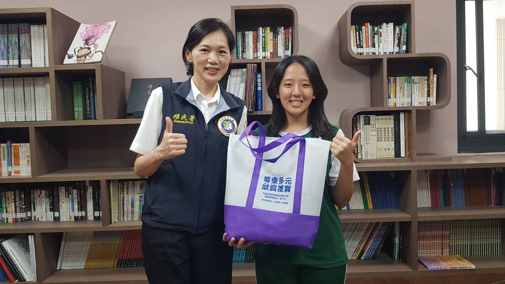 A Second-generation immigrant of Chiayi (蔡育慈) wrote a life story and was recognized by the Presidential Education Award.   Photo provided by National Immigration Agency 