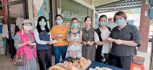 新住民何雪艷製作許多小點心與其他新住民朋友分享 圖／移民署提供