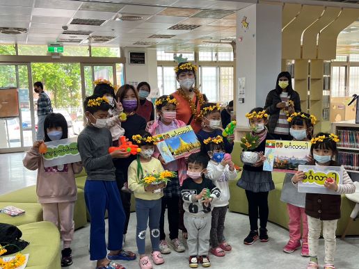 Tân di dân đem những câu chuyện của quê hương đến gần hơn với các bạn nhỏ Đài Loan. (Ảnh: Trung tâm Phục vụ Gia đình Tân di dân huyện Tân Trúc)