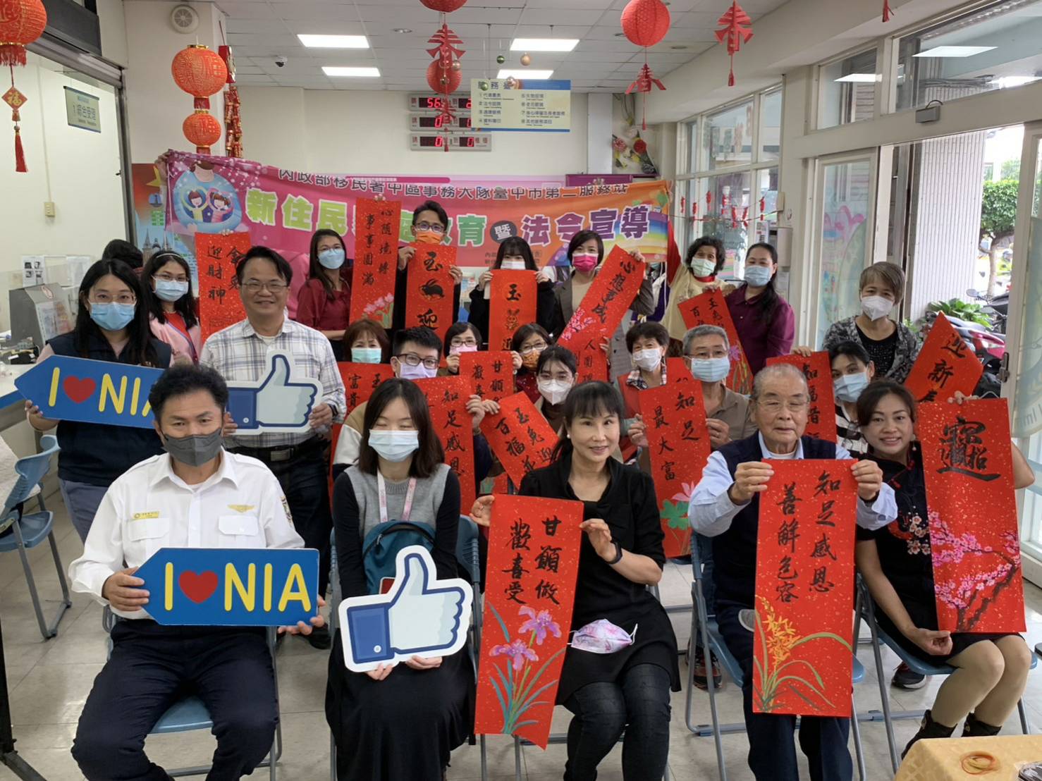 Kantor Imigrasi mengundang ahli kaligrafi dan pelukis terkenal untuk memimpin imigran baru menulis Kaligrafi. Sumber foto : Pos Pelayanan Kedua Kantor Imigrasi Kota Taichung