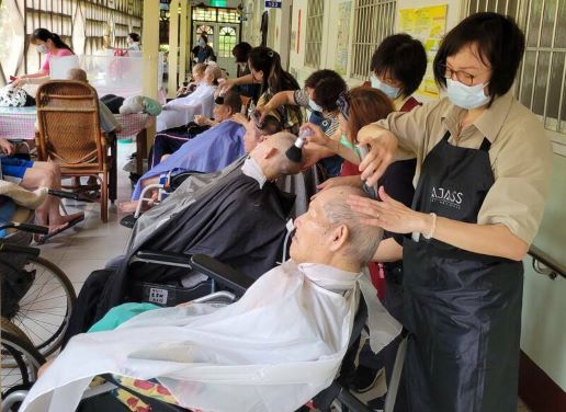 Thợ cắt tóc tân di dân tham gia hoạt động cắt tóc miễn phí cho hơn 200 cụ già tại quận Meinong, Cao Hùng. (Ảnh: Hiệp hội học giả tiến sĩ Meinong) 