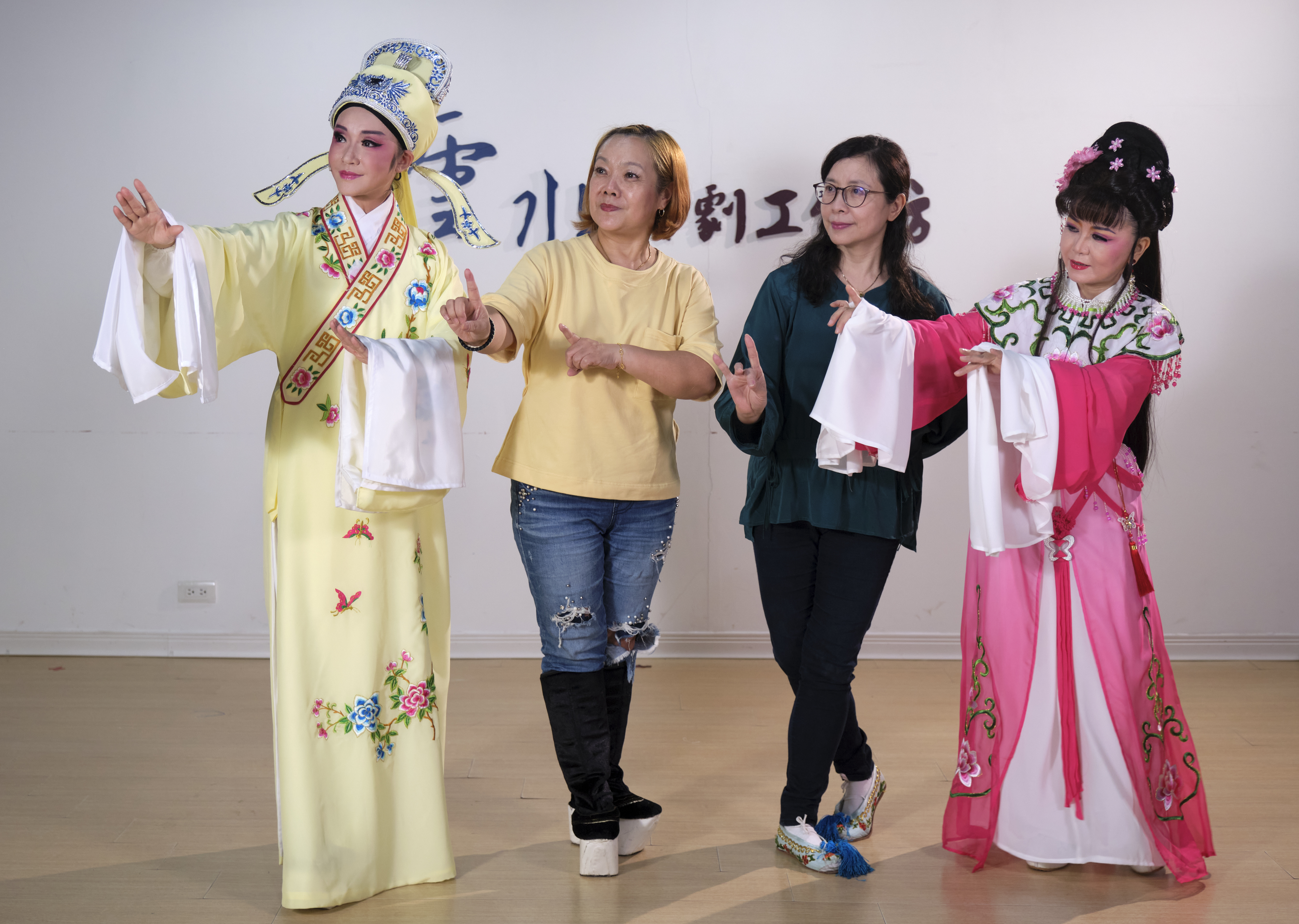 Opera YunShui di Distrik Yonghe, Guru Tao Hui dengan sungguh-sungguh mengajarkan esensi Opera Yue kepada para peserta. Sumber foto :Biro Urusan Kebudayaan Kota New Taipei