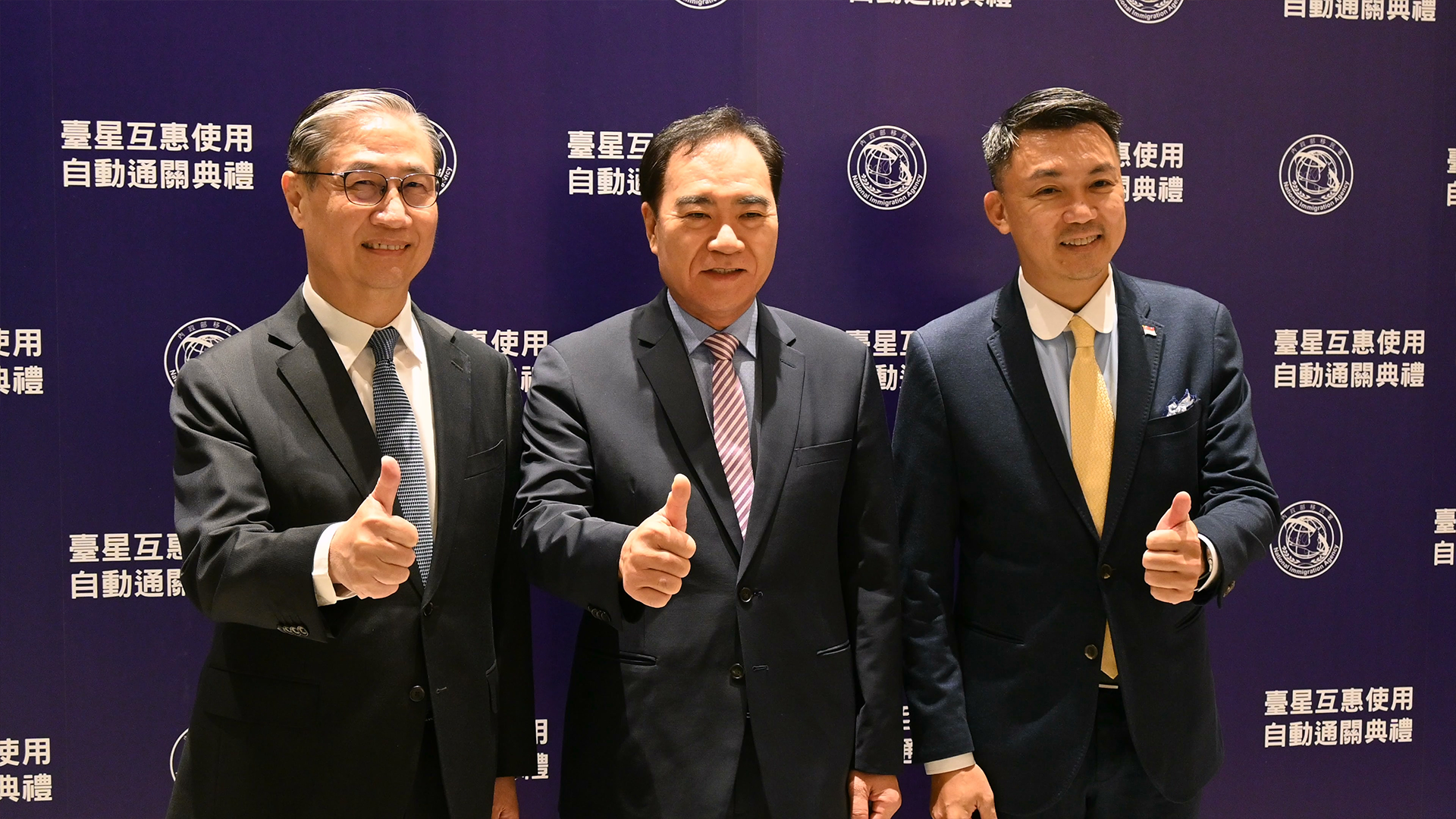 Direktur Imigrasi Zhong Jingkun (kiri), Wakil Menteri Kementerian Dalam Negeri Wu Ronghui (tengah), Perwakilan Kantor Komersial Singapura di Taipei Ye Weijie (kanan), berpartisipasi dalam upacara peresmian.  (Sumber foto : NIA Global News)