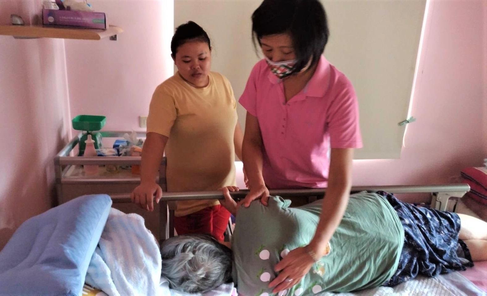 Cục Lao động TP. Đài Bắc sắp xếp nhân viên  chăm sóc chuyên nghiệp cùng thông dịch viên, đến tận nhà hướng dẫn các kĩ năng chăm sóc người bệnh cho khán hộ công nước ngoài. (Ảnh: Chính quyền TP. Tân Bắc cung cấp)