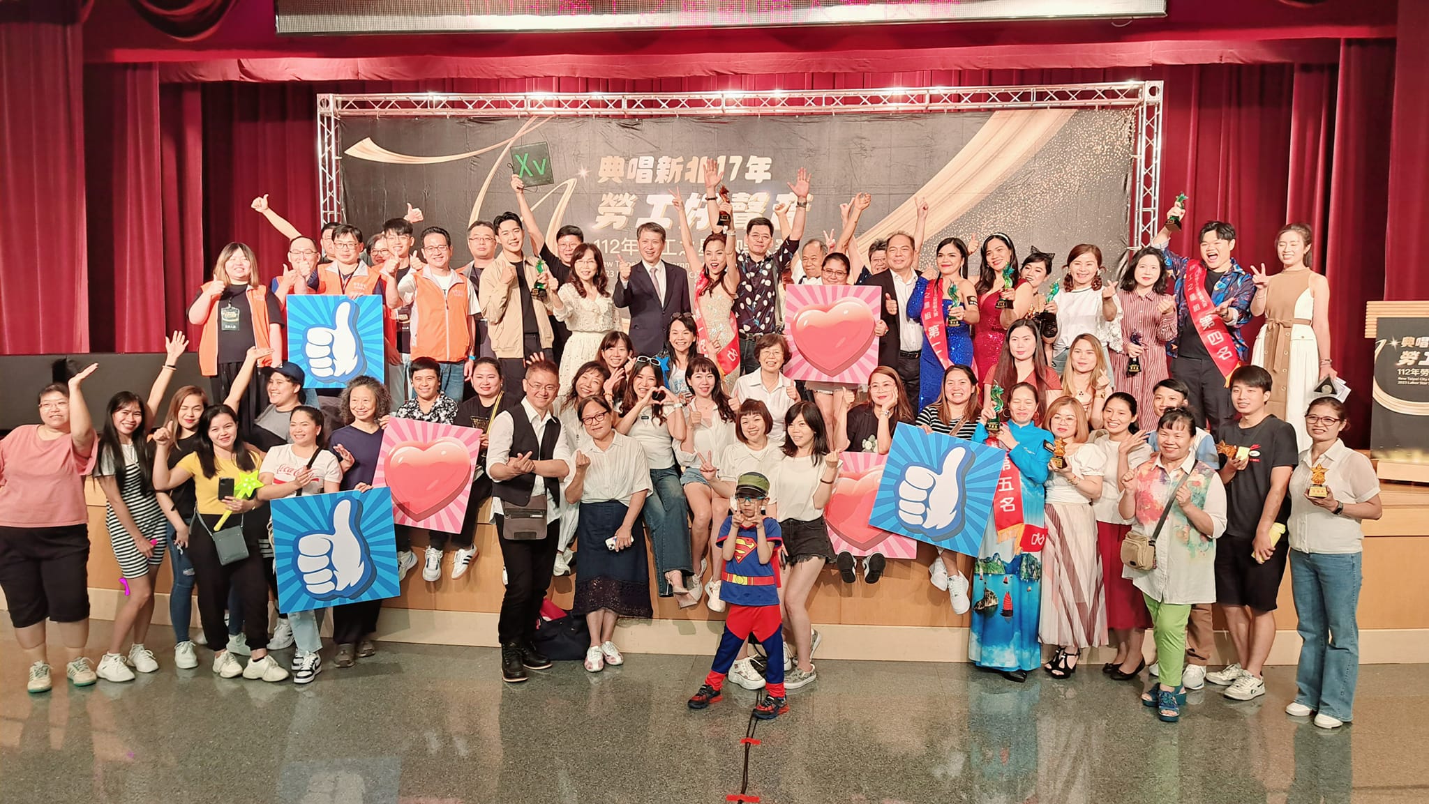 Dinas Tenaga Kerja Kota New Taipei mengadakan kompetisi menyanyi, menarik ratusan pekerja mingran untuk berpartisipasi. (Sumber foto : Menteri Ketenagakerjaan)
