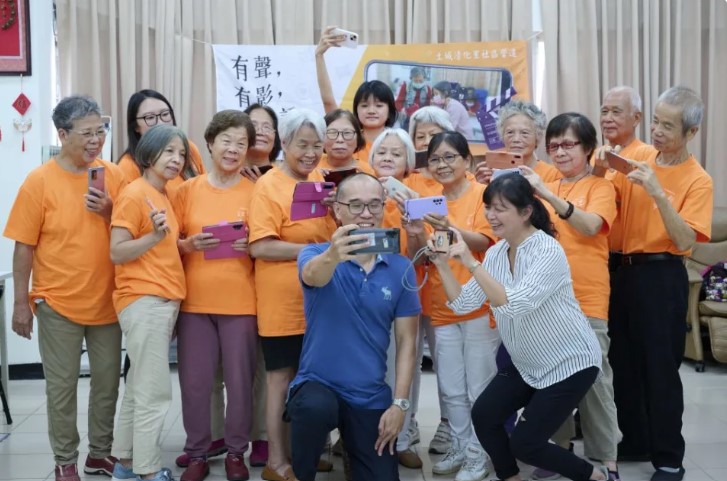 ผู้เฒ่าผู้แก่ในชุมชนตู้เฉิงเรียนรู้ที่จะถ่ายวิดีโอด้วยโทรศัพท์มือถือ ให้ผู้อาวุโสทุกคนในชุมชนกลายเป็นผู้กำกับผมขาว ภาพ／จาก Cultural Affairs Department, New Taipei City Government