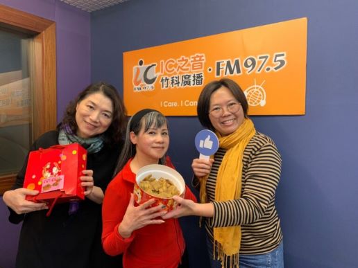 林燕妹(中)帶著自己做的傳統糕點與IC之音FM97.5主持人開心合照 圖／林燕妹臉書提供