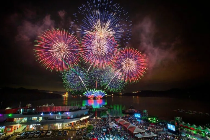 Festival Âm nhạc Pháo hoa Hồ Nhật Nguyệt năm nay gồm 3 đêm nhạc, kết hợp bắn pháo hoa cực hoành tráng. (Ảnh: Phòng quản lý thắng cảnh quốc gia Hồ Nhật Nguyệt)