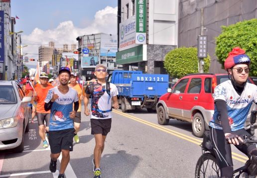 Naoki Shimizu, seorang pelari dari Jepang, berlari mengelilingi pulau Taiwan, dan banyak teman Taiwan yang bergabung dengannya sepanjang jalan.  (Sumber foto : Facebook 魏嘉彥)