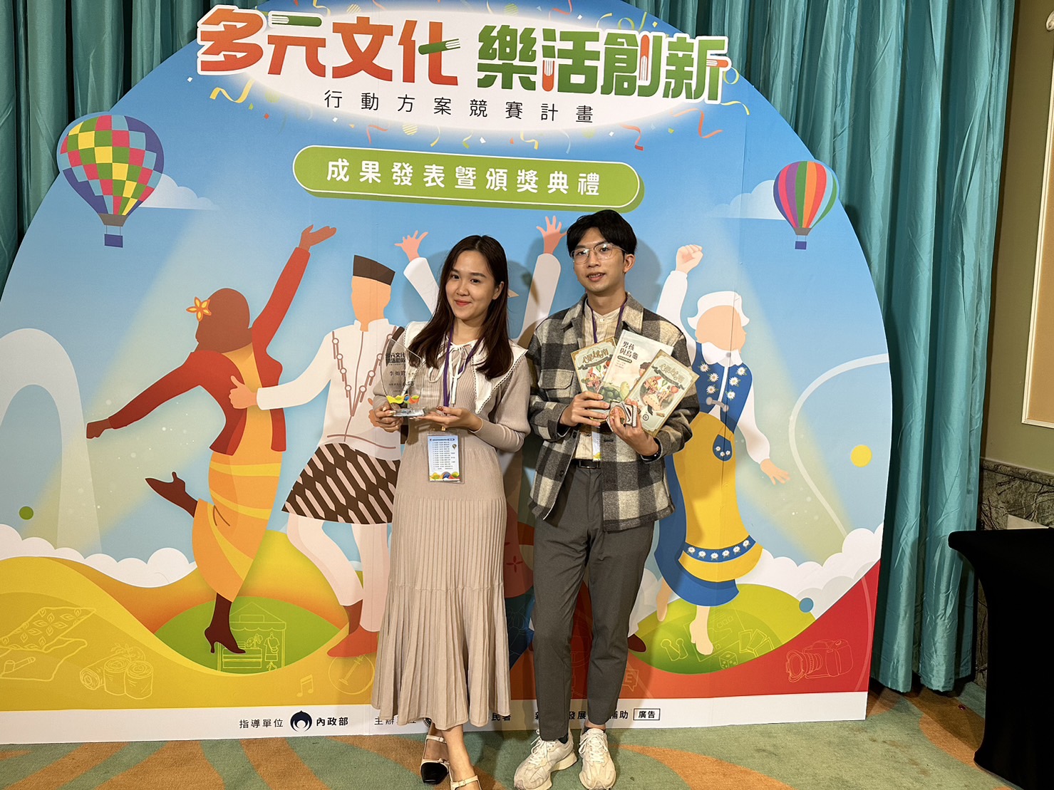 越南新二代李如寶(左)團隊研發「越食煮憶美食互動遊戲盒」獲得「『多元文化 樂活創新』行動方案競賽」成果特優獎。 圖／移民署提供
