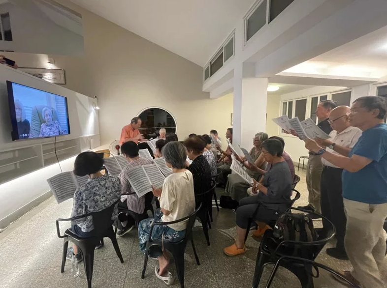Tunghai University alumni sing to thank 90-year-old American teacher for her dedication to Taiwan education.  Photo provided by Tunghai University