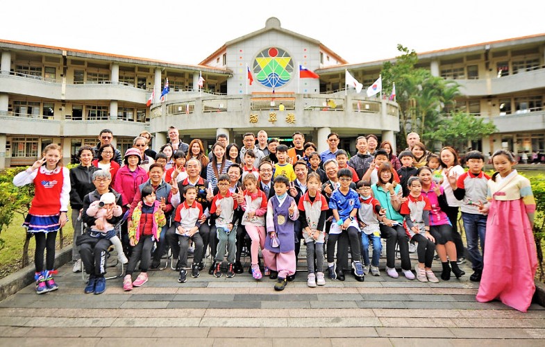 東華附小聯合升旗典禮 校園宛如小小聯合國