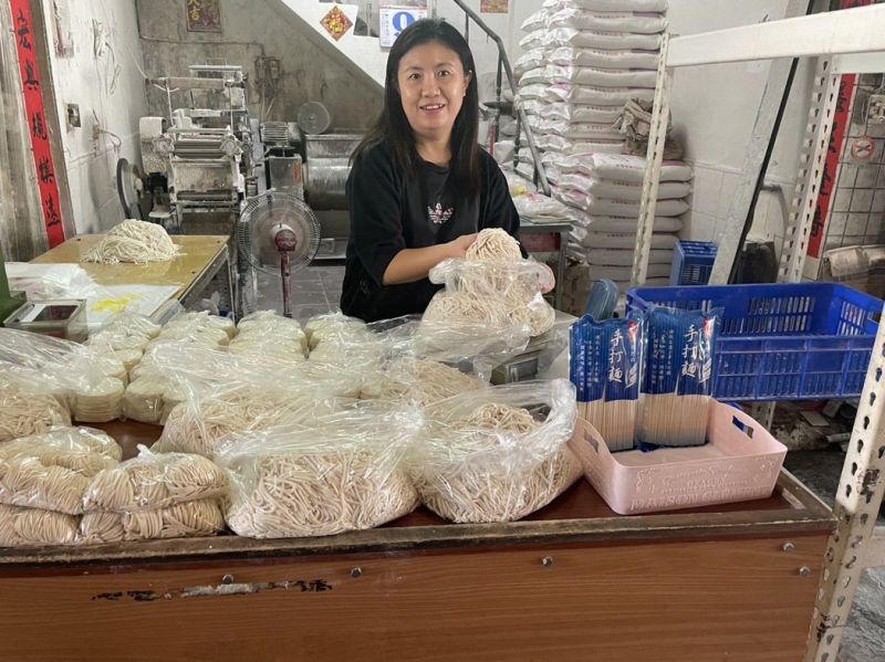 Imigran baru asal Thailand dan suaminya menjual mie buatan sendiri di pasar tradisional.  (Sumber foto : Lin Yiling)