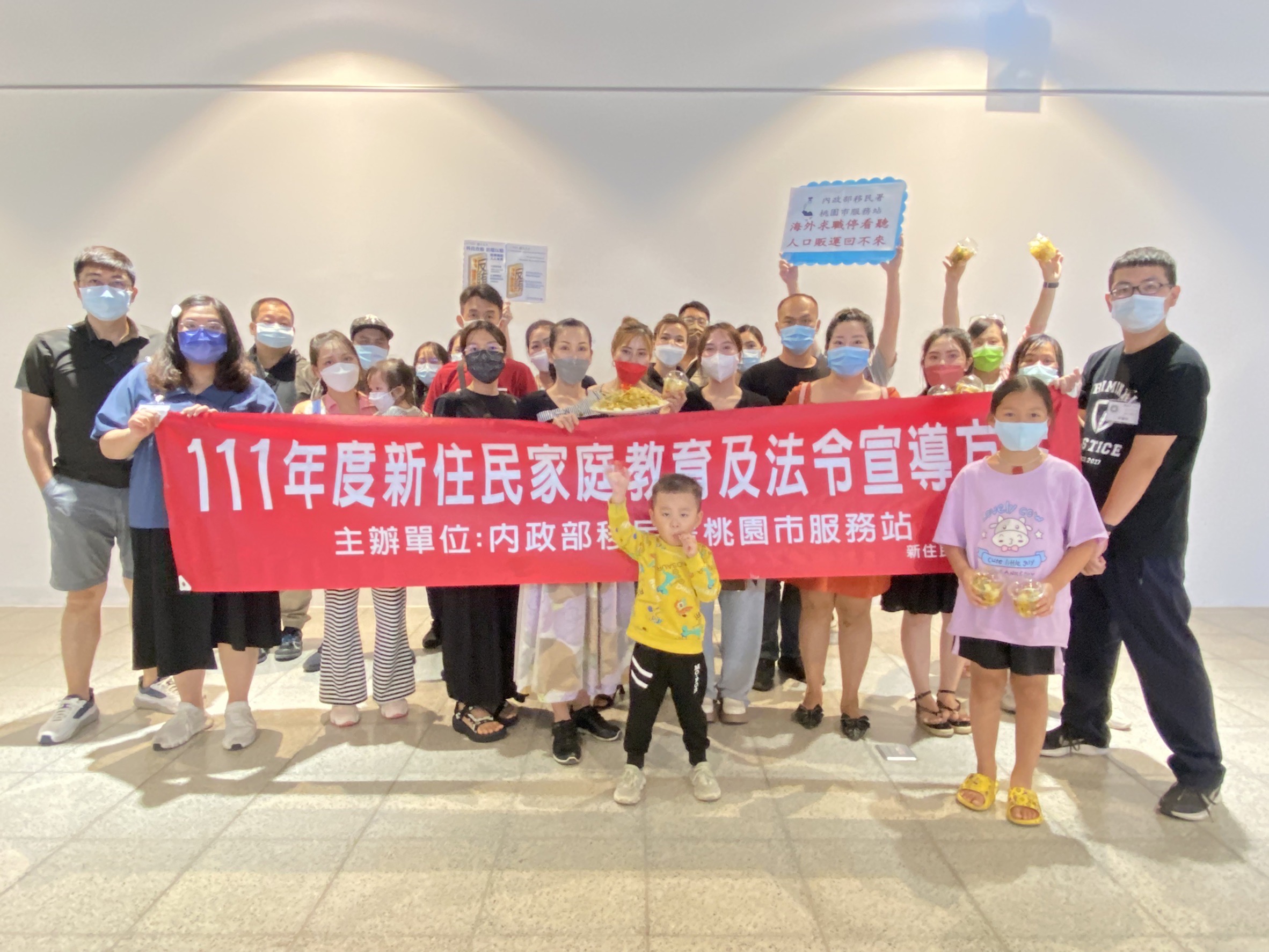 Badan Imigrasi Nasional menganjurkan pencegahan demam babi Afrika dan mempromosikan saluran siaga 1990 untuk orang asing yang tinggal di Taiwan. Gambar/ disediakan oleh Milik Layanan Kota Taoyuan