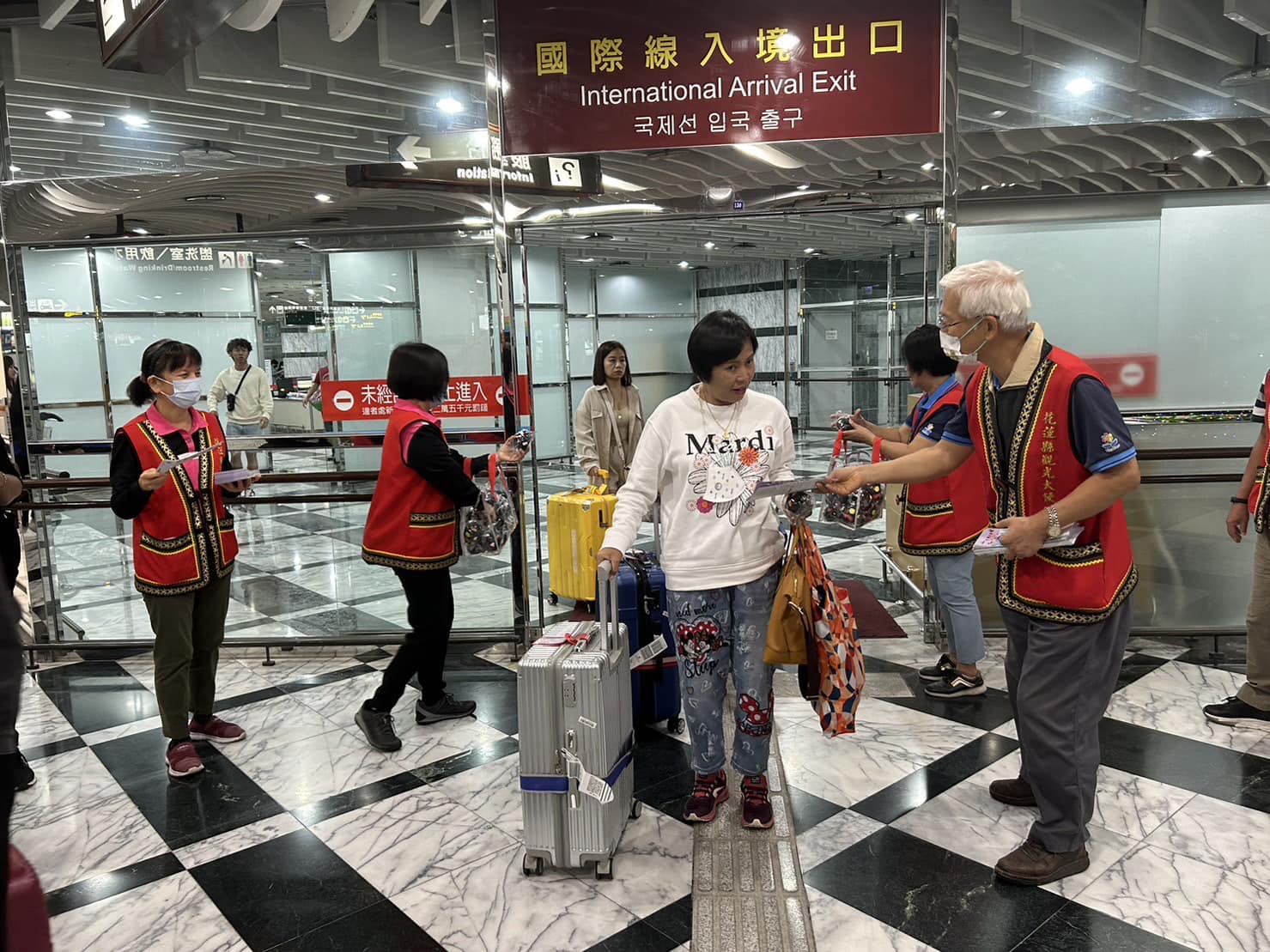 ทูตการท่องเที่ยวอาสาสมัครได้จัดกิจกรรมต้อนรับนักท่องเที่ยวชาวไทยที่เดินทางมาถึงสนามบินอย่างอบอุ่น   ภาพ／จากเทศบาลเมืองฮัวเหลียน