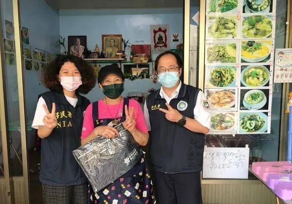 The staff of the NIA, Chiayi County Service Center visited a Thai immigrant who set up a food stall in Chiayi. (Photo / Provided by Chiayi County Service Center) 