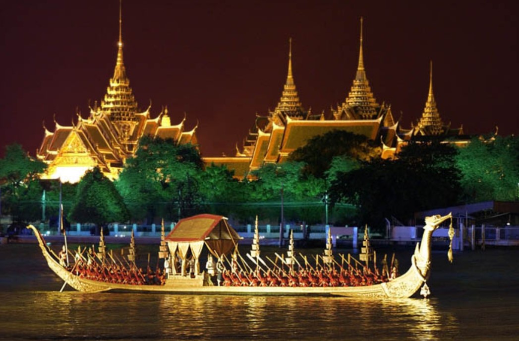 泰國也有划龍舟比賽，不過不是在端午節划，而是在10月底或11月初的水燈節划長舟 圖／泰國觀光局