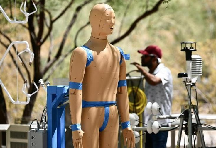 美國研究人員設置人形機器人，來測量高溫之下對人體的影響 圖／翻攝自《法新社》