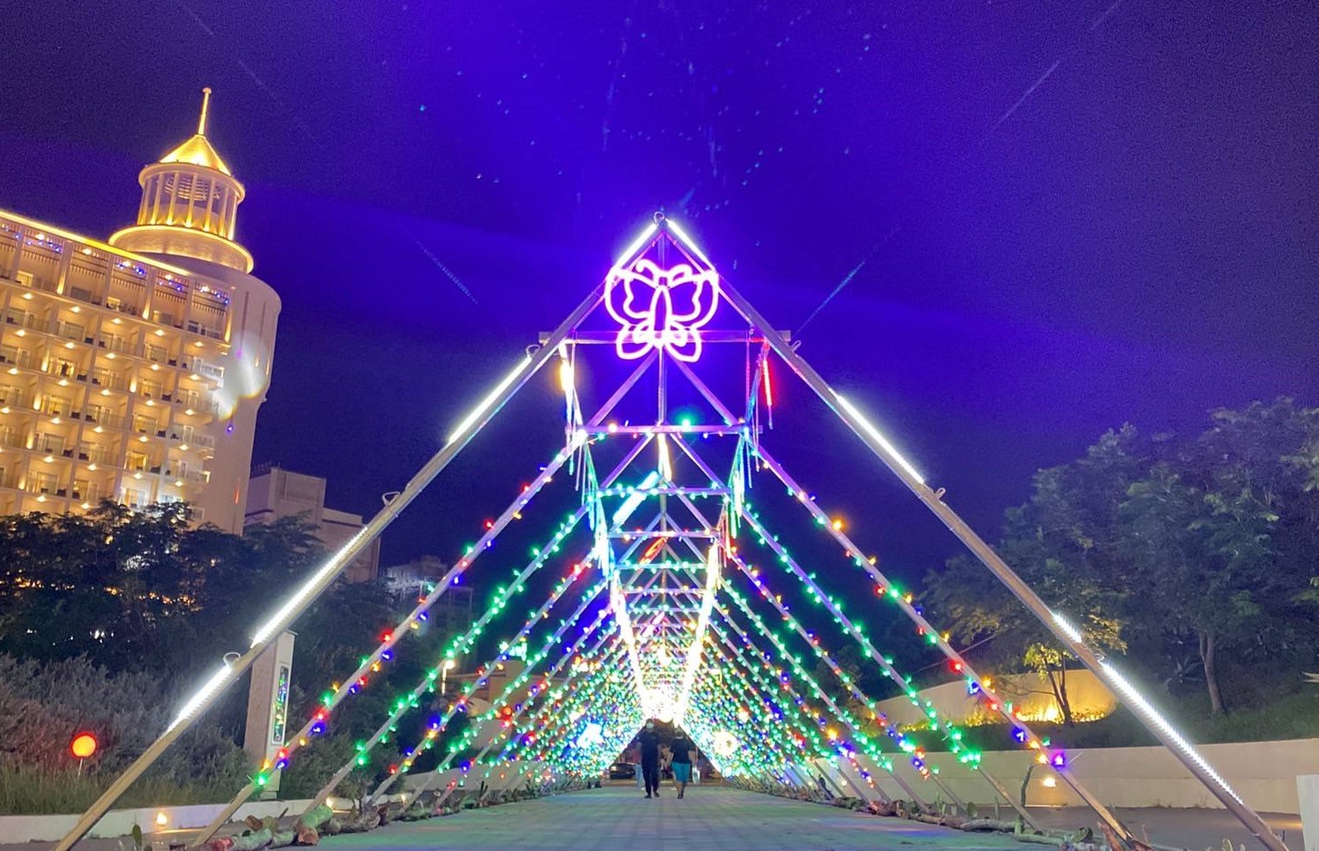Bành Hồ lung linh dưới ánh đèn nhiều màu sắc tại Lễ hội Nghệ thuật Ánh sáng Quốc tế. (Ảnh: Chính quyền huyện Bành Hồ)