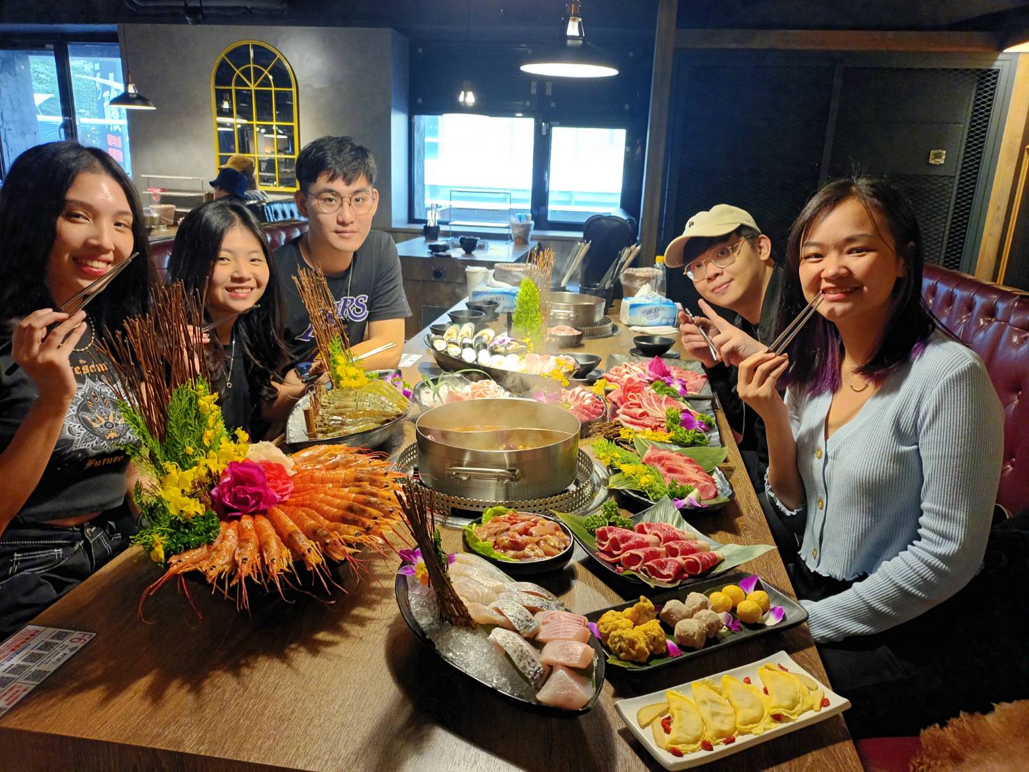 Những người bạn Indonesia không về quê đón Tết, cùng tụ họp ăn bữa cơm tất niên tại Đài Loan. 