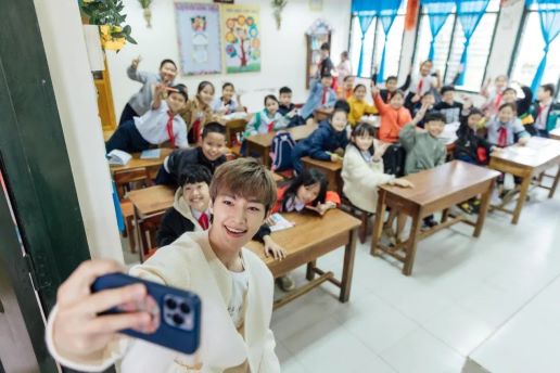 炎亞綸與越南孩童們開心自拍 圖／至善基金會提供