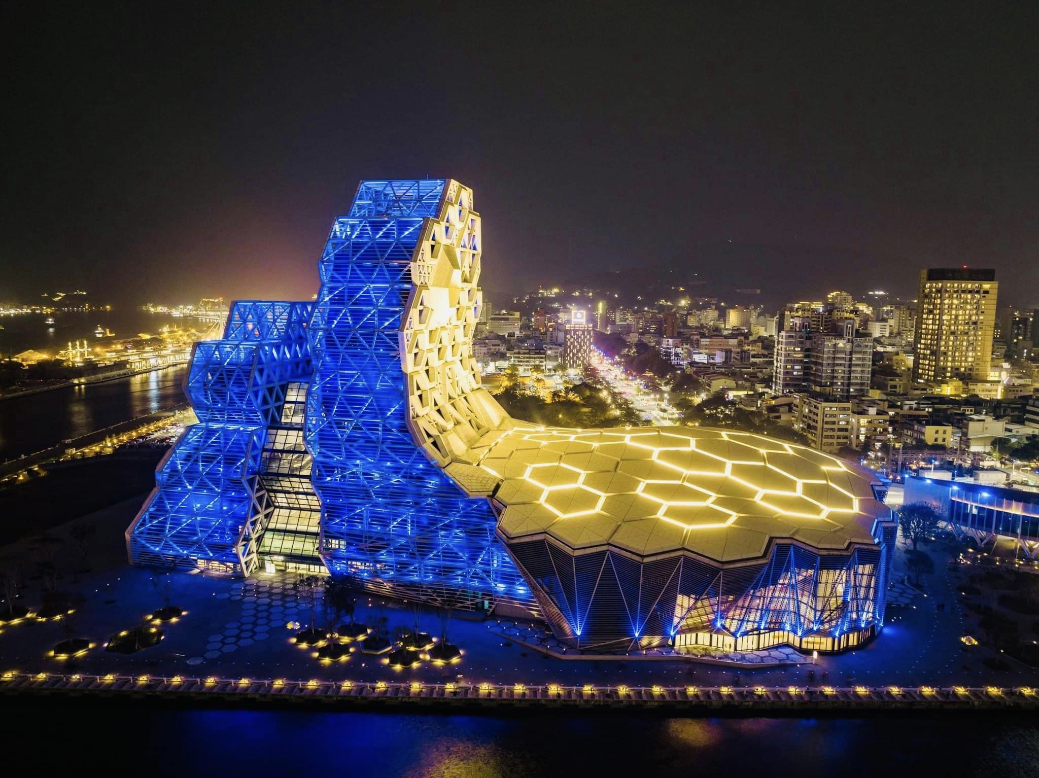 Trung tâm Âm nhạc Cao Hùng được bao phủ bởi sắc vàng, xanh – hai màu sắc trên quốc kỳ của Ukraina. (Ảnh: Lấy từ Facebook Kenny Chen)