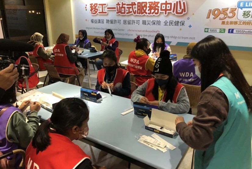 Pusat layanan 一站式untuk pekerja imigran. Kementerian Tenaga Kerja memberikan informasi kursus bagi pekerja migran yang baru datang ke Taiwan untuk memahami Taiwan dan hak-hak terkait.  Sumber foto : Kementerian Tenaga Kerja