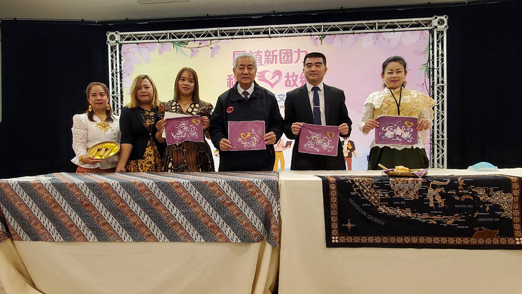 Deputy Director of the Immigration Department, Hong-En Lin (Second Right) and Deputy Mayor of Taiyuan City (Third Right) demonstrate hand-make batik.  Photo Credit: Immigration Department